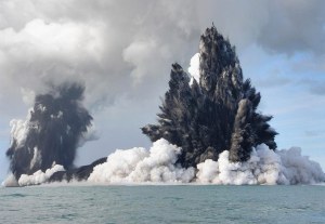 18 Maret 2009 Letusan Gunung Api bawah laut di lepas pantai  Nuku’Alofa, Tonga. Asap, uap dan abu terlontar hingga ratusan meter ke udara. (Dana Stephenson/Getty Images)