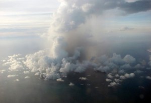 Selasa 17 Maret 2009, Gunung Api bawah laut di lepas pantai Tonga melemparkan awan, asap, uap dan abu hingga ribuan meter ke angkasa lautan Pasifik Selatan. Letusan di laut ini sekitar 10 km dari sebelah barat daya pantai Pulau Tongapu. Di sekitar pulau ini terdapat sekitar 36 Gunung Api bawah laut. (AP Photo/Trevor Gregory)